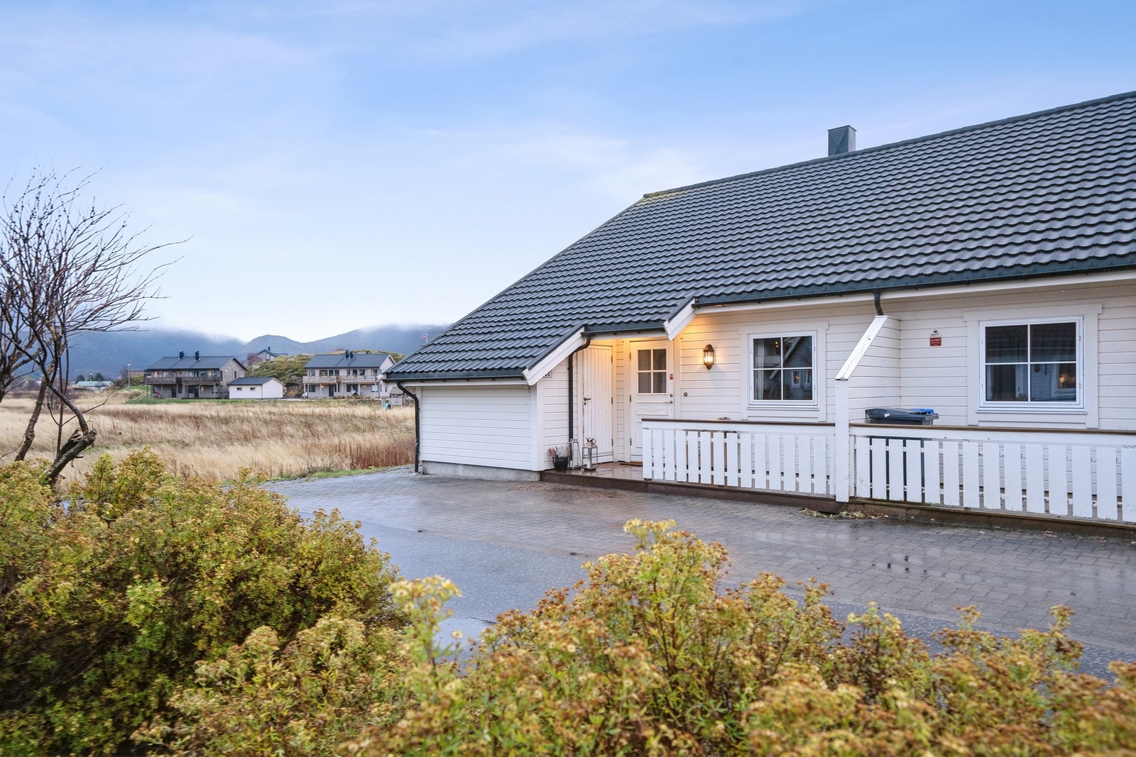 Det er biloppstillingsplass på eiendommens gårdsplass. Galleribilde