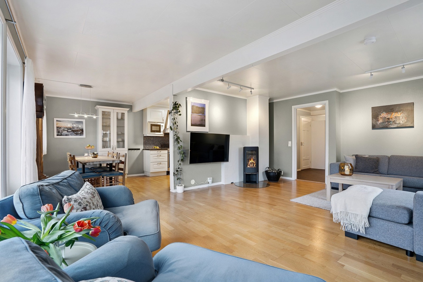 Boligen strekker seg over to plan, og er overraskende innholdsrikt! Galleribilde