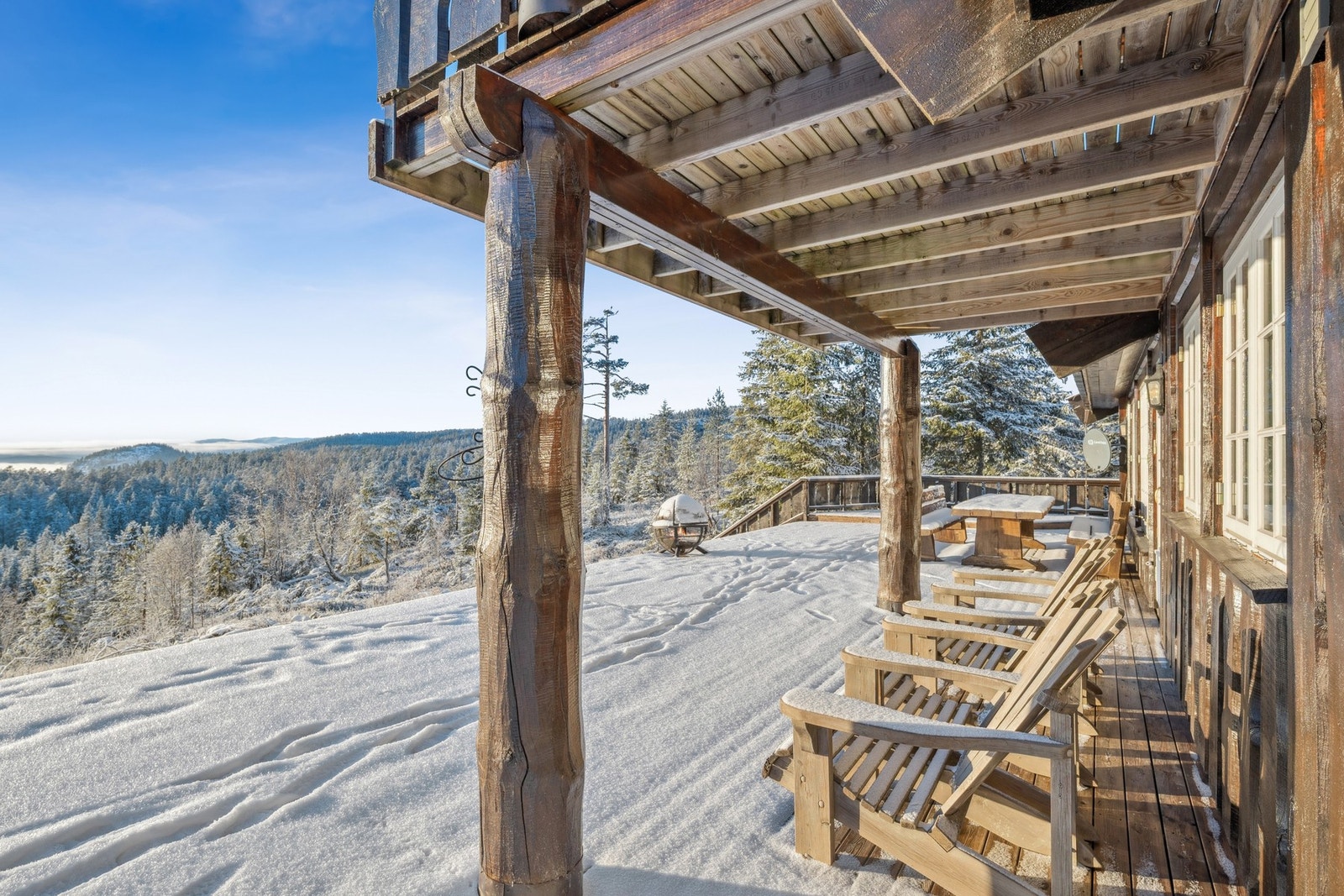 Utgang til terrasse fra stuen. Her kan du slappe av og nyte stillheten og naturen som nærmeste nabo. Galleribilde