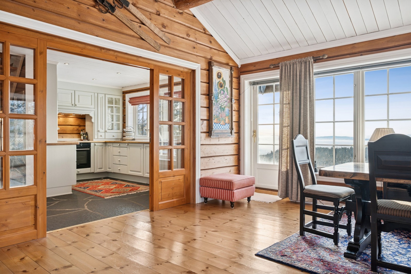 Den åpne løsningen mellom kjøkken og spisestue/stue skaper en god atmosfære. Galleribilde