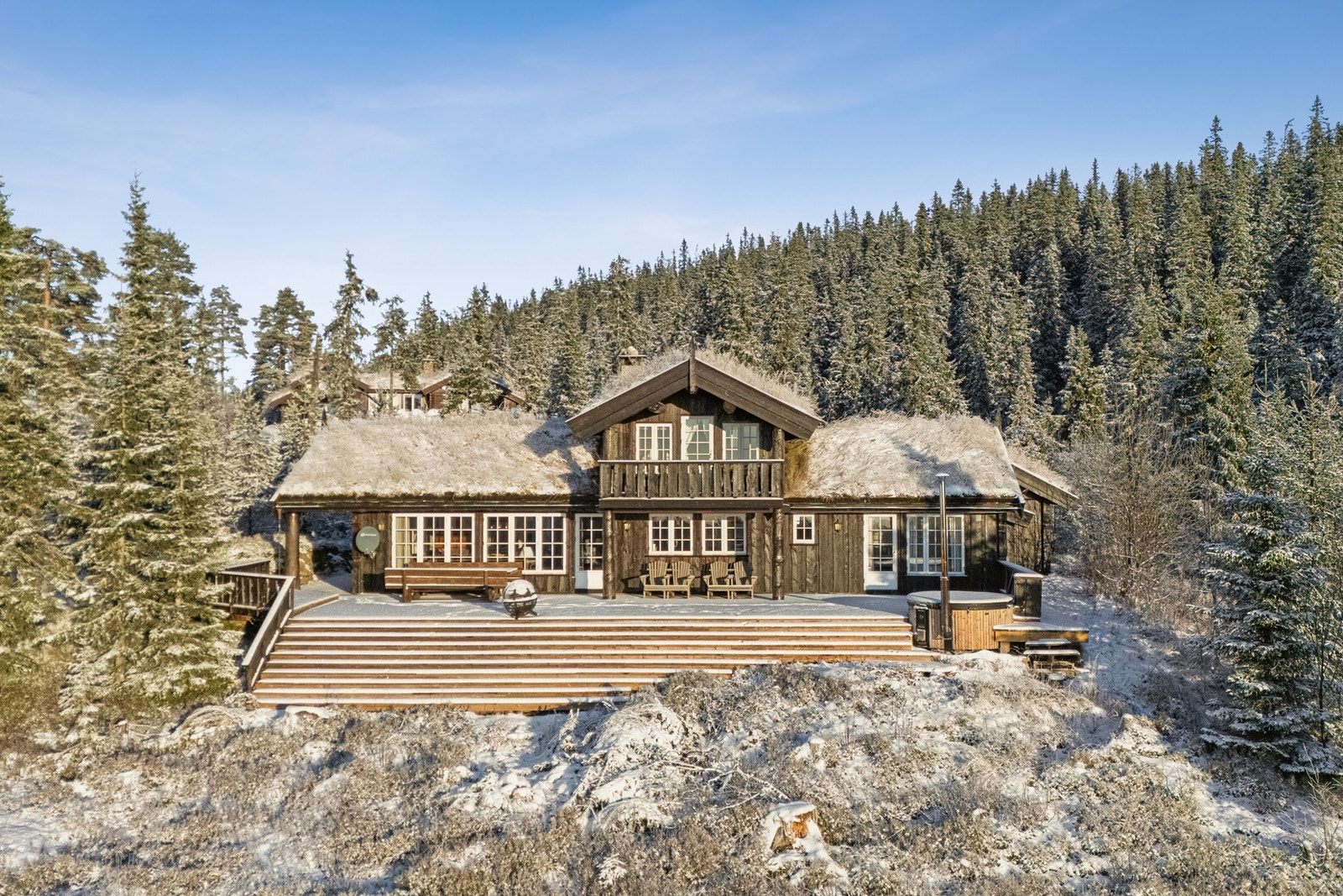 Fra eiendommen er det umiddelbar tilgang til turterreng, skiløyper og rekreasjonsområder - rett utenfor døren. Galleribilde