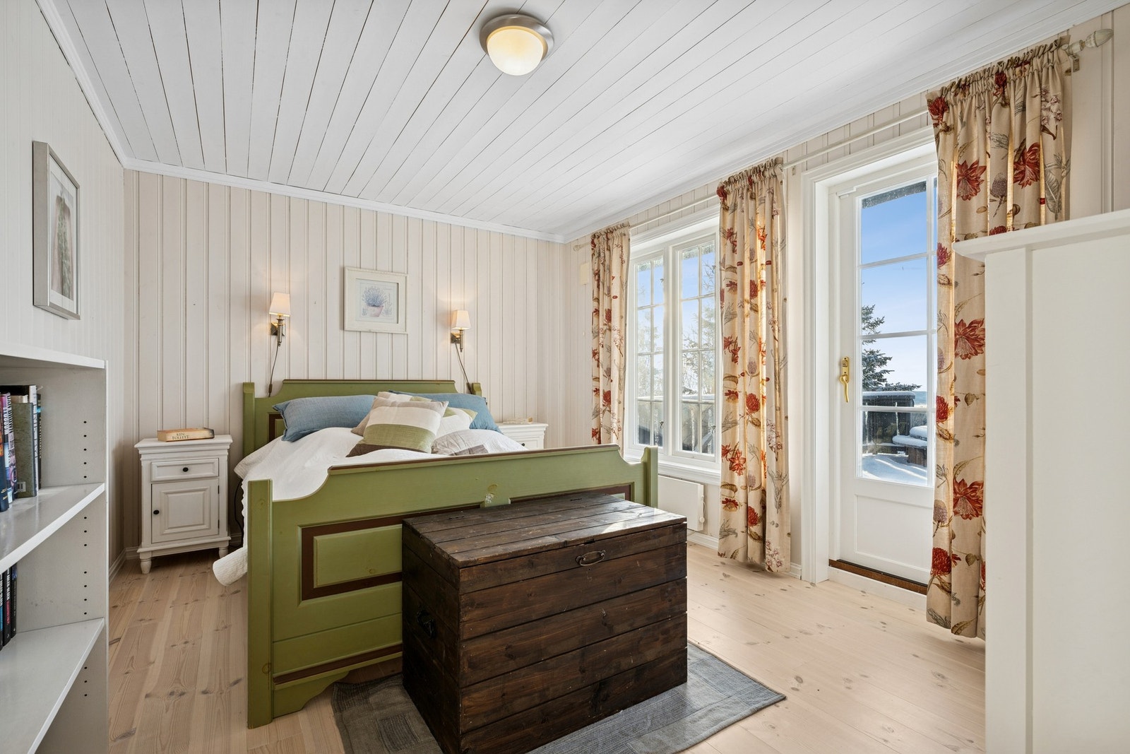 I første etasje finner du et luftig soverom med utgang til terrasse. Galleribilde