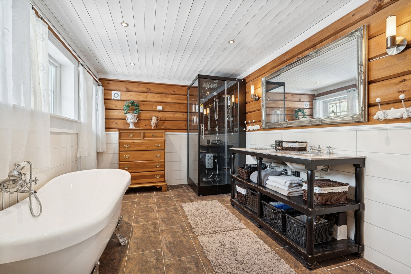 Baderommet i hytten er av fin størrelse. Galleribilde