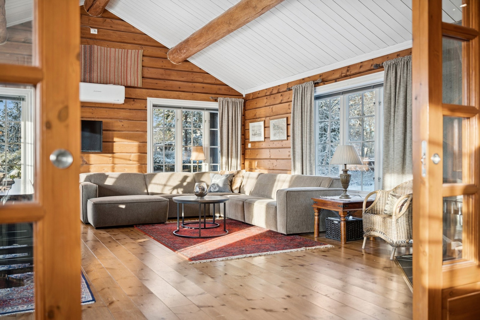 Skyvedører med glass kan lukkes mellom kjøkken og stue. Galleribilde