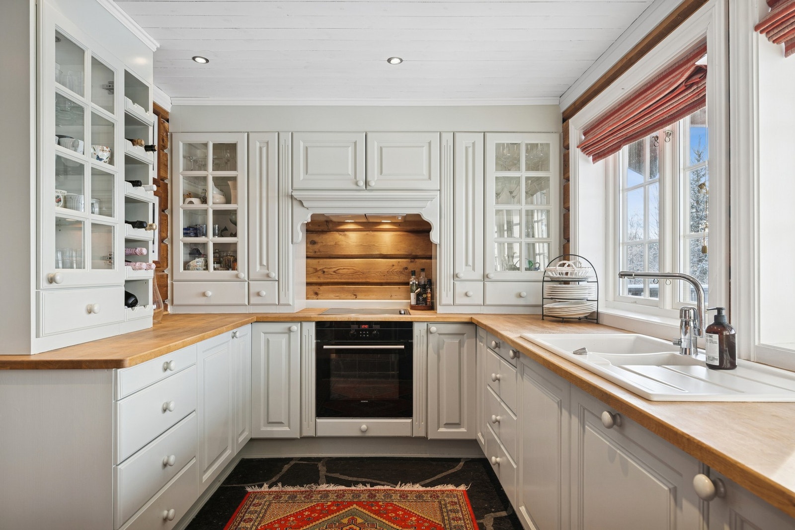 Integrerte hvitevarer på kjøkkenet. Galleribilde