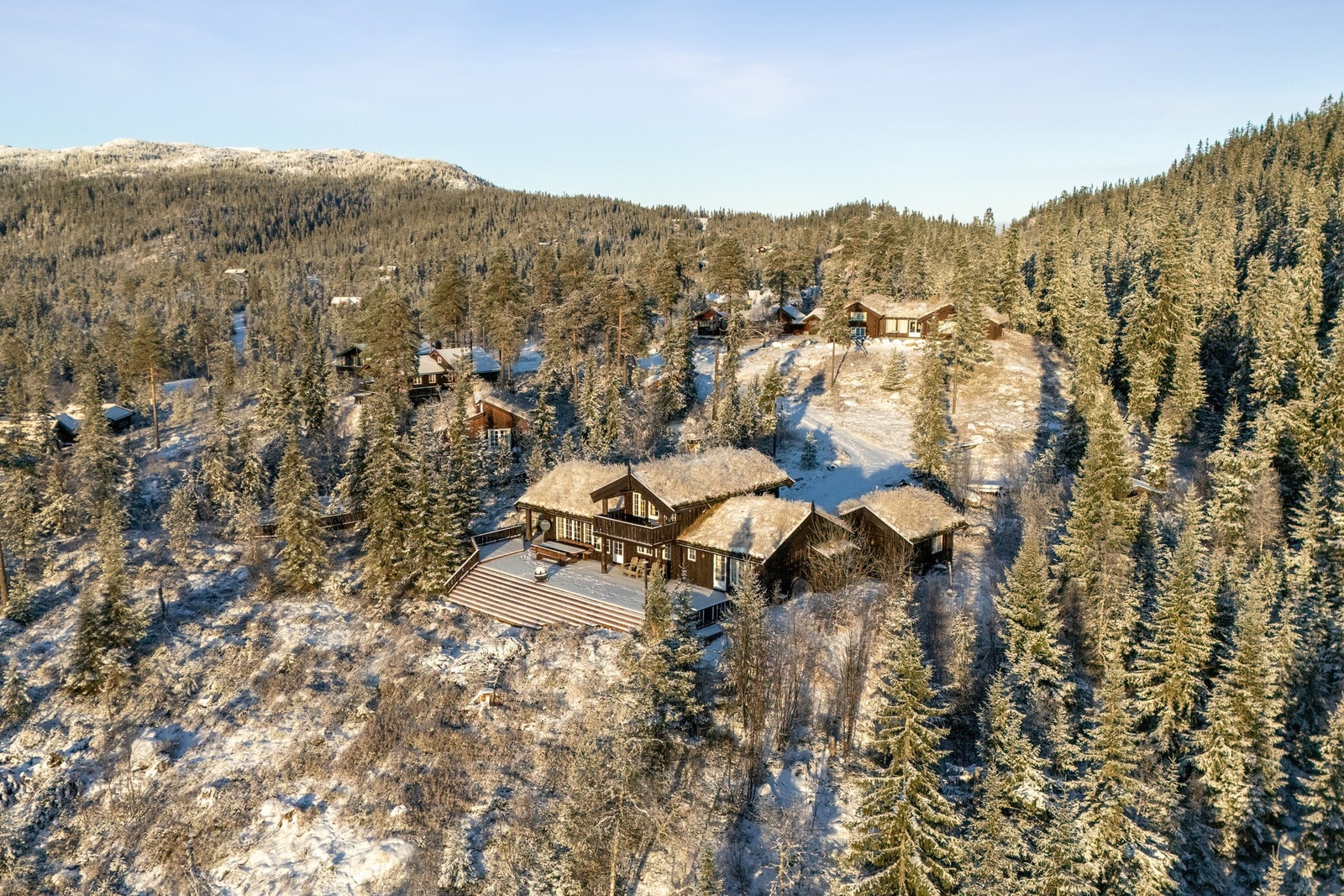 Vakker beliggenhet høyt i terrenget på Veslefjell, omgitt av skog og fjell - her får du ekte fjellro og nærhet til naturen året rundt. Galleribilde