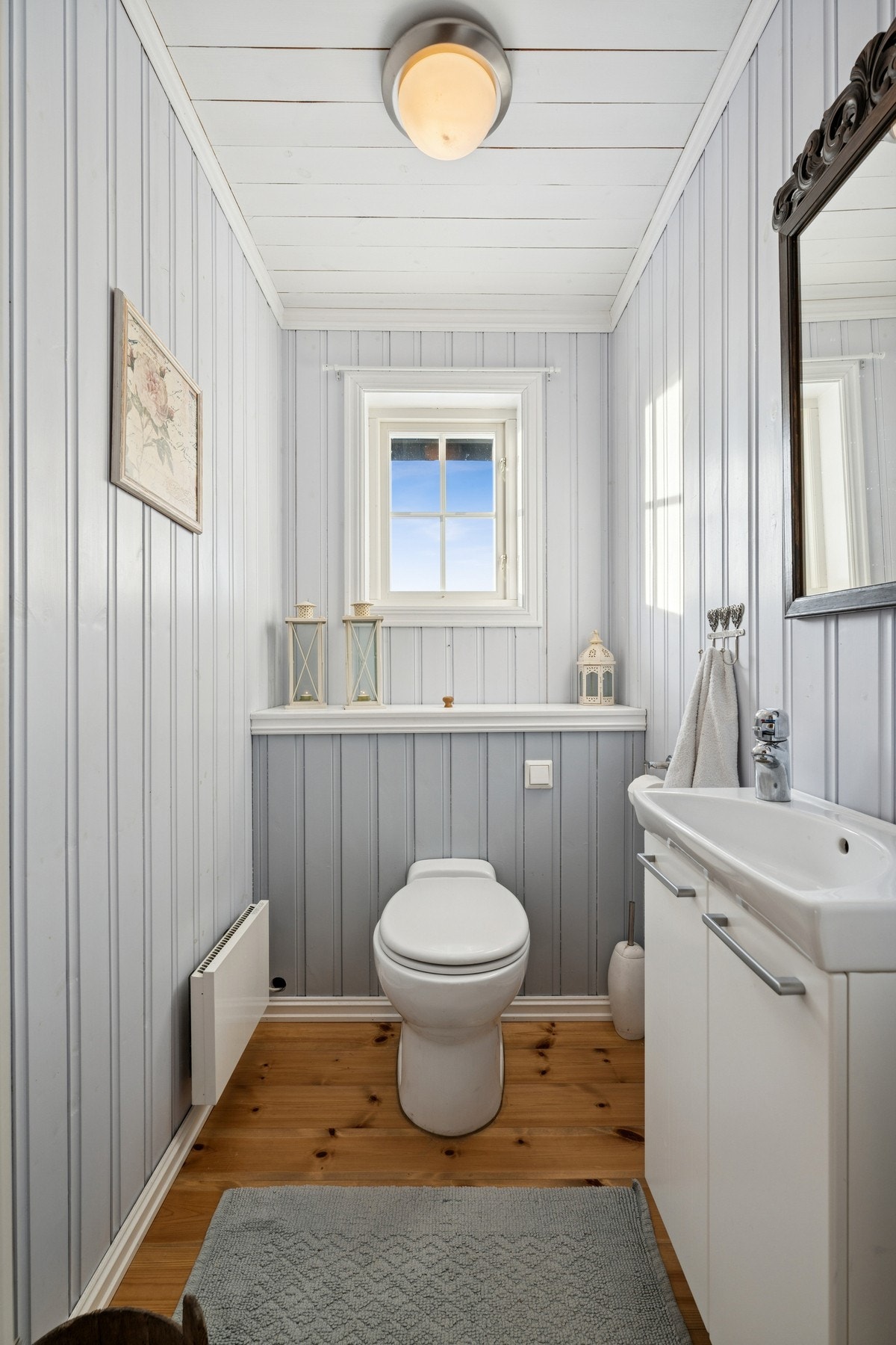 Toalettrommet er innredet med servant og kverntoalett som går til septik. Galleribilde