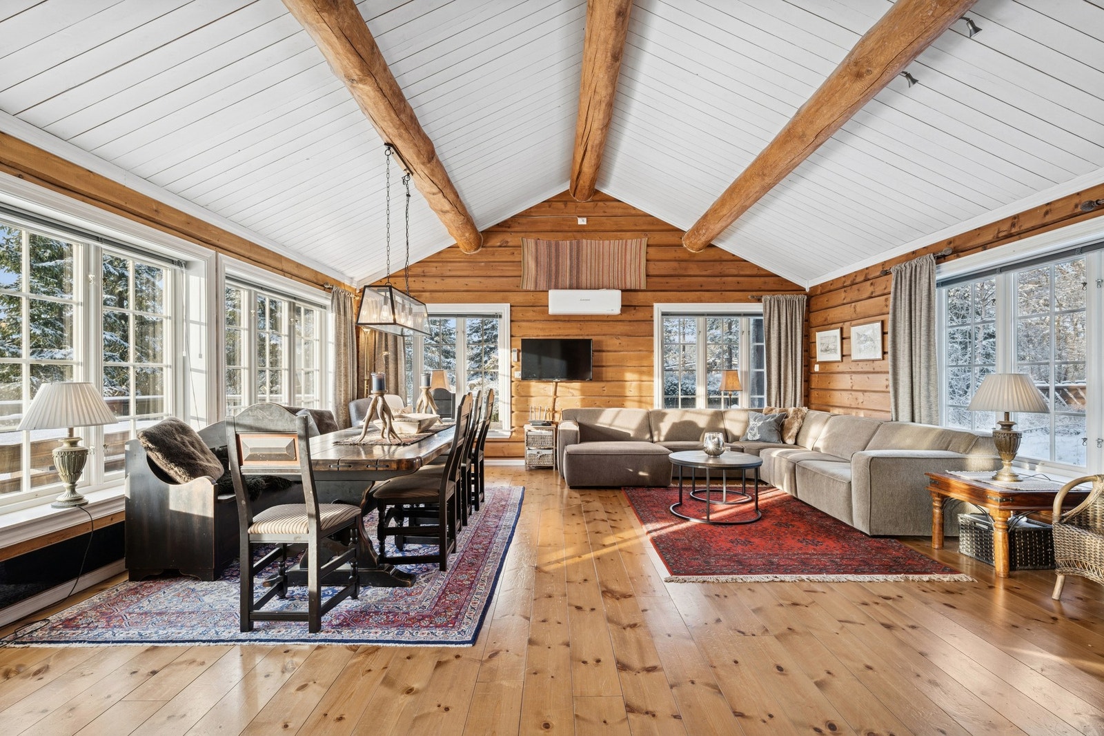 Familiens samlingspunkt - lys og luftig stue med gode møbleringsmuligheter. Galleribilde