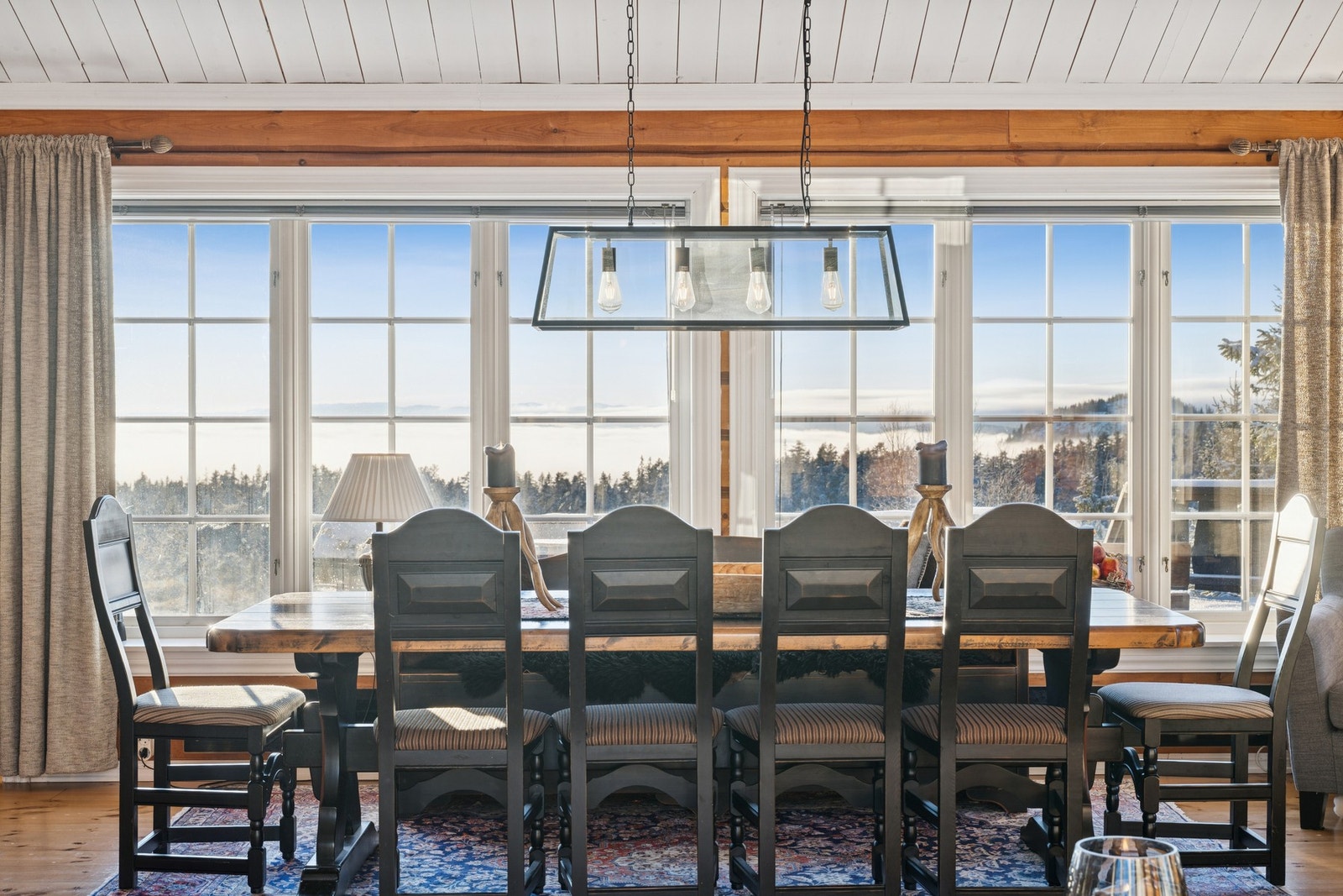 Samle familien rundt spisestuen for et herlig måltid samtidig som dere nyter den fantastiske utsikten. Galleribilde