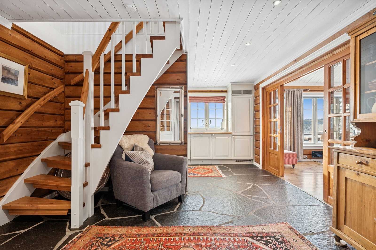 Hallen er lys og luftig - her er det god plass til å hensette sko og yttertøy. Galleribilde