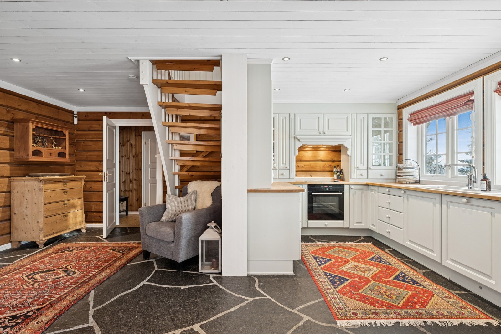 Videre kommer du til hyttens kjøkken som ligger i moderne åpen løsning. Galleribilde