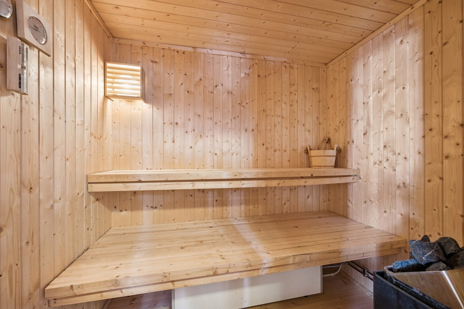 Badstuen gir en ekstra kvalitet til eiendommen og bidrar til økt komfort og velvære, særlig etter lange dager ute i naturen. Galleribilde