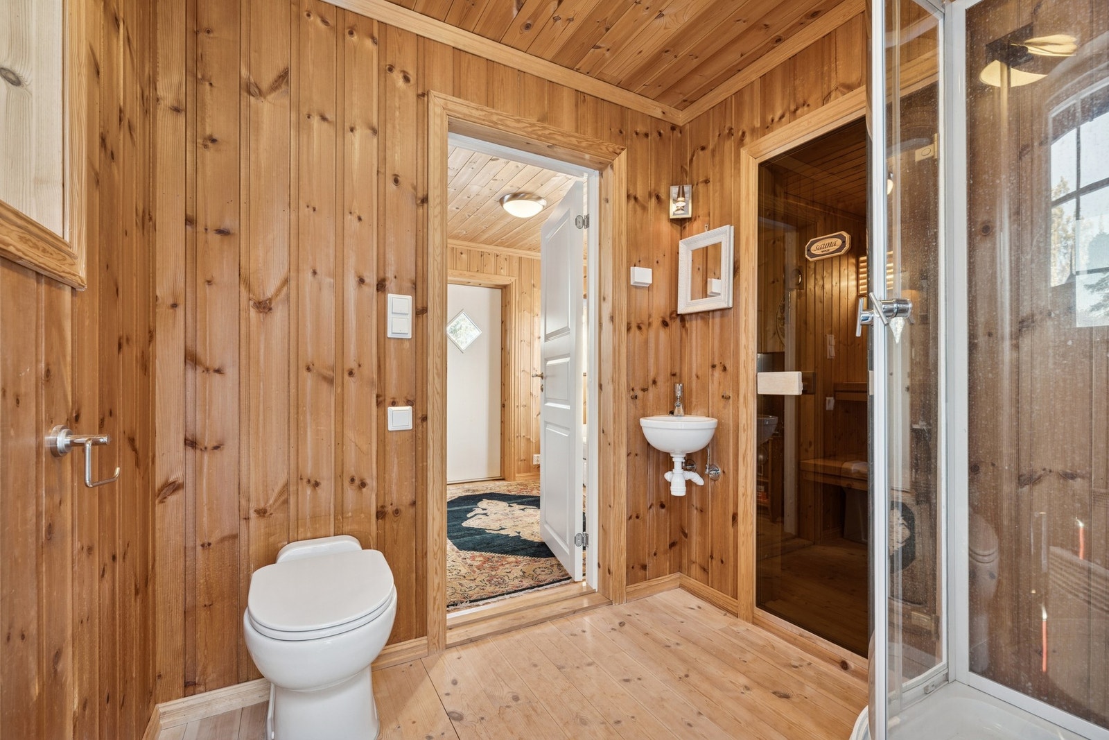 Fra badet er det adkomst til badstue, utført i tradisjonell stil med trepanel på vegger og benker. Galleribilde