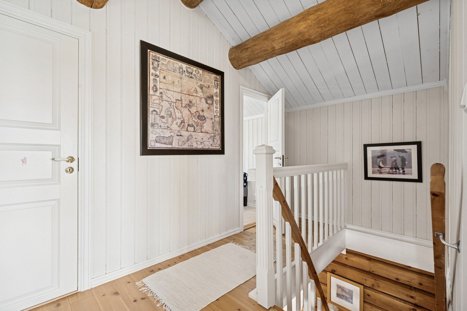 Lys gang som tar deg videre til soverommene. Galleribilde