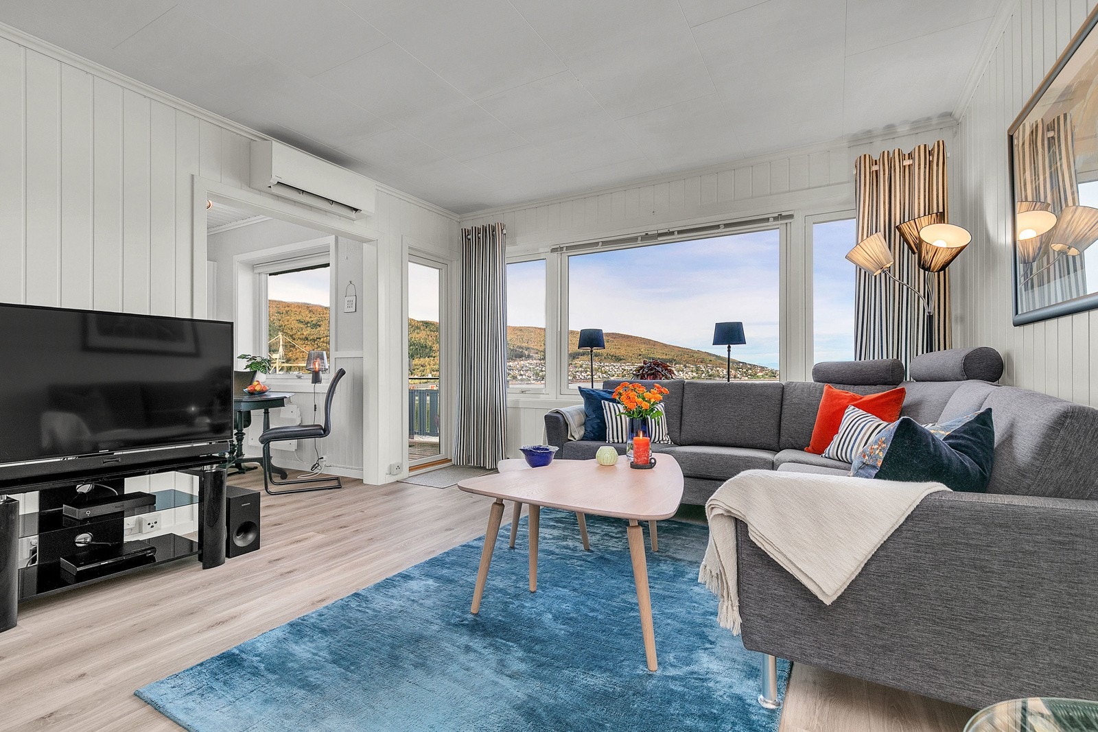 Store vindusflater gir rikelig med innslipp av naturlig lys.