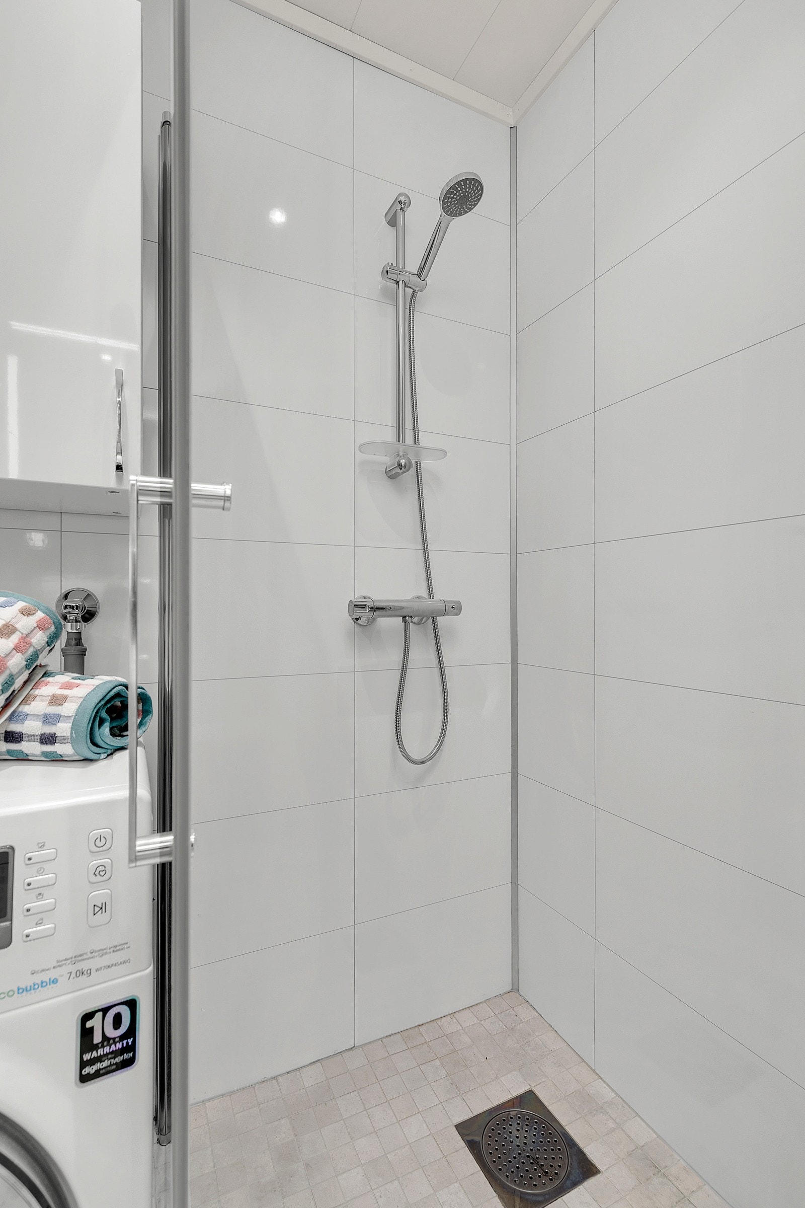 Badet er moderne med en romslig hjørnedusj.