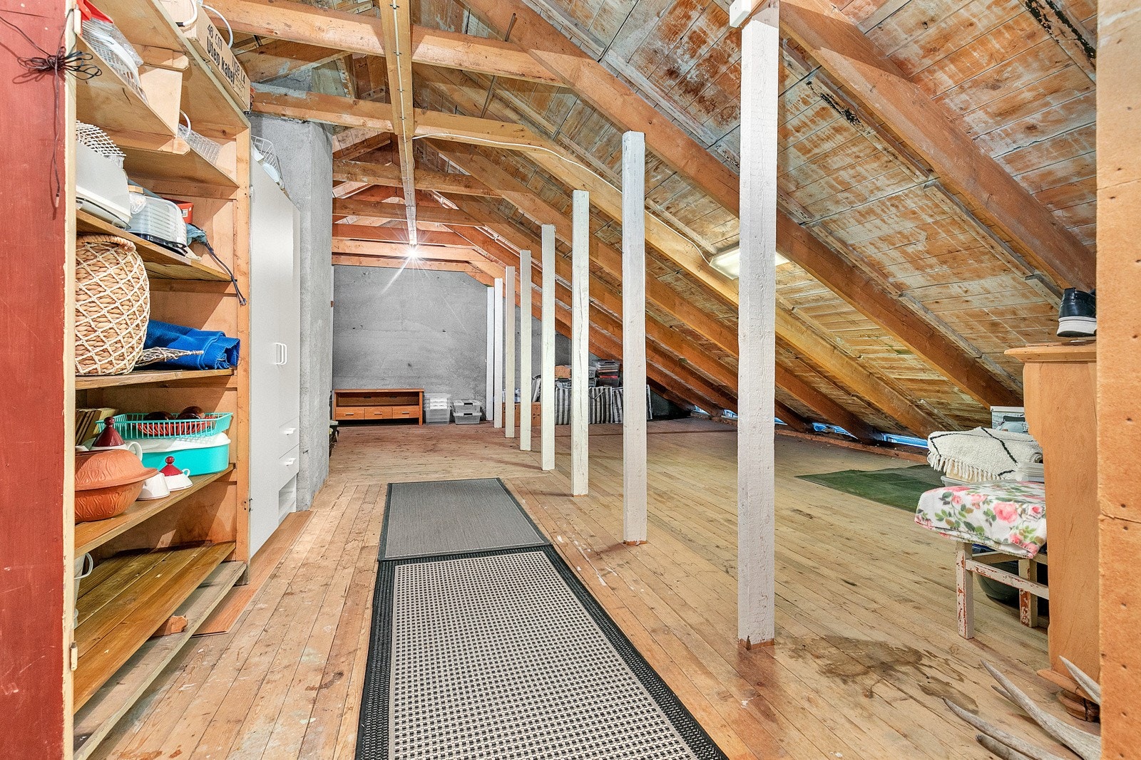Stort loft som gir godt med lagringsplass.