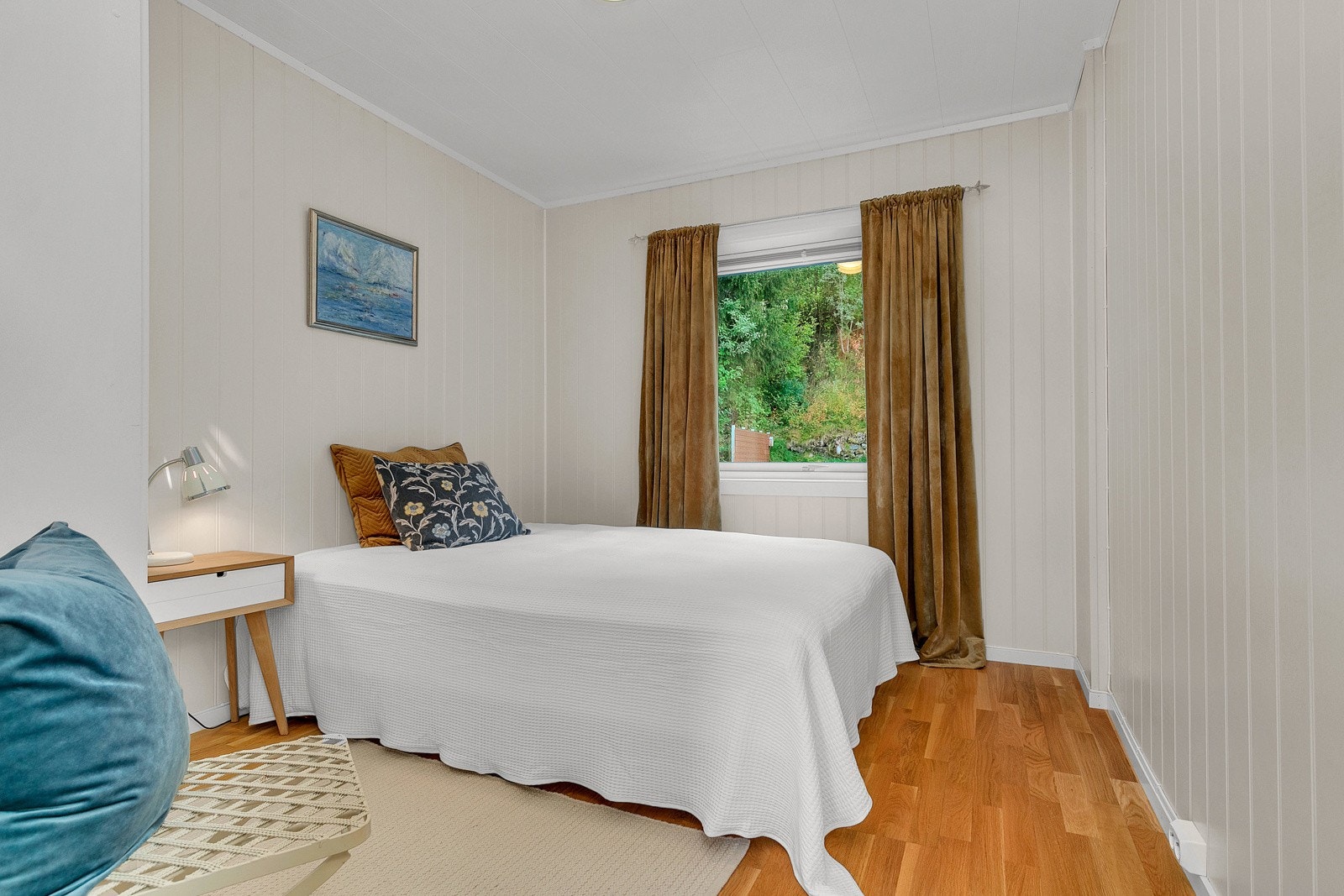 Soverom 2 - Romslig med plass til stor seng.