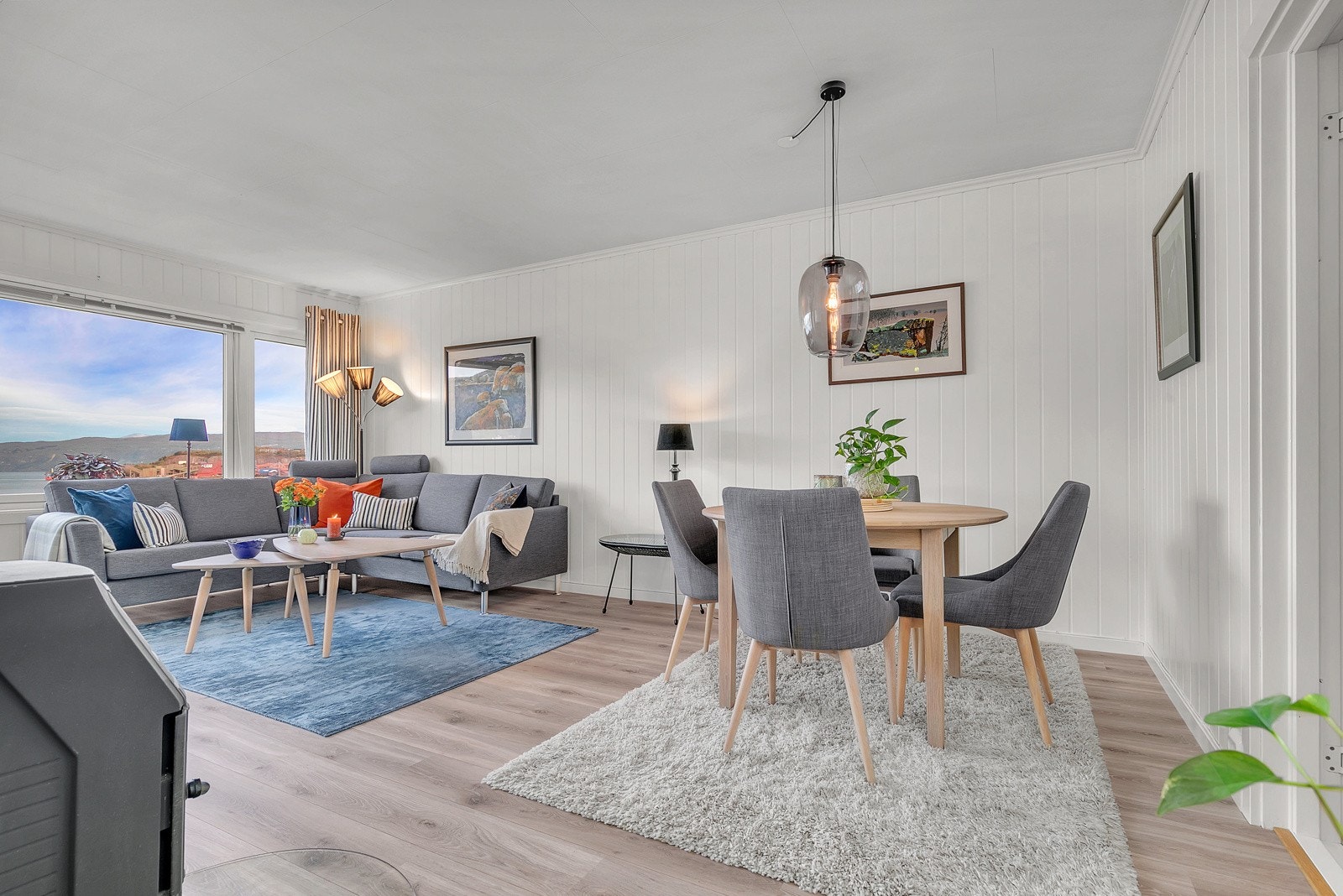 Lys og innbydende stue med god plass til sofakrok og spisebord.