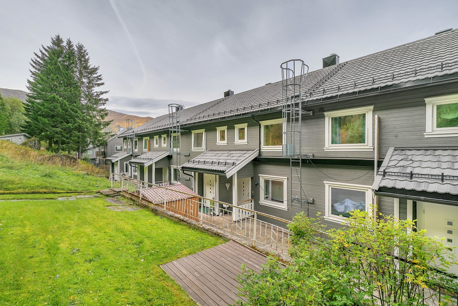 Flott grøntareal på øversiden av boligen.