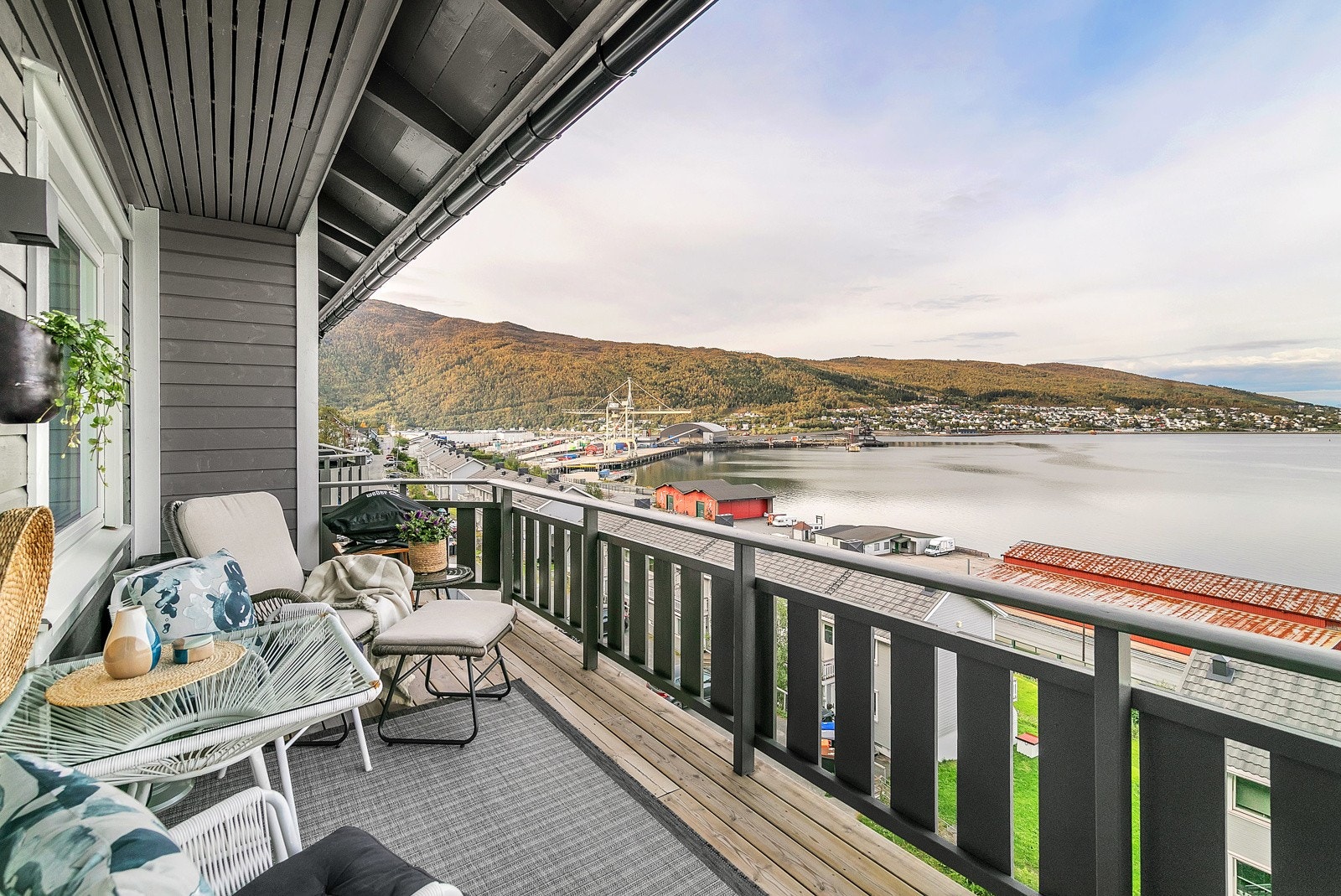 Fra stuen er det utgang til en flott balkong med nydelig utsikt ut mot Ankenes og fjorden.