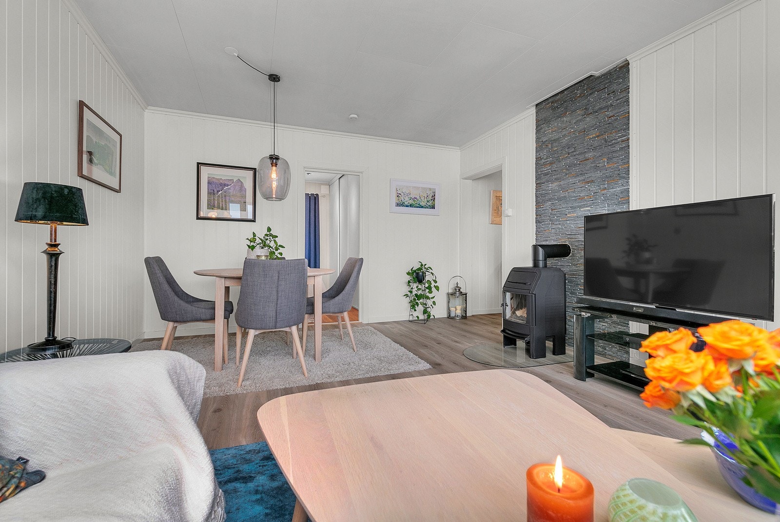 I stuen er det peis som gir deg muligheten til koselig vedfyring på mørke vinterkvelder.