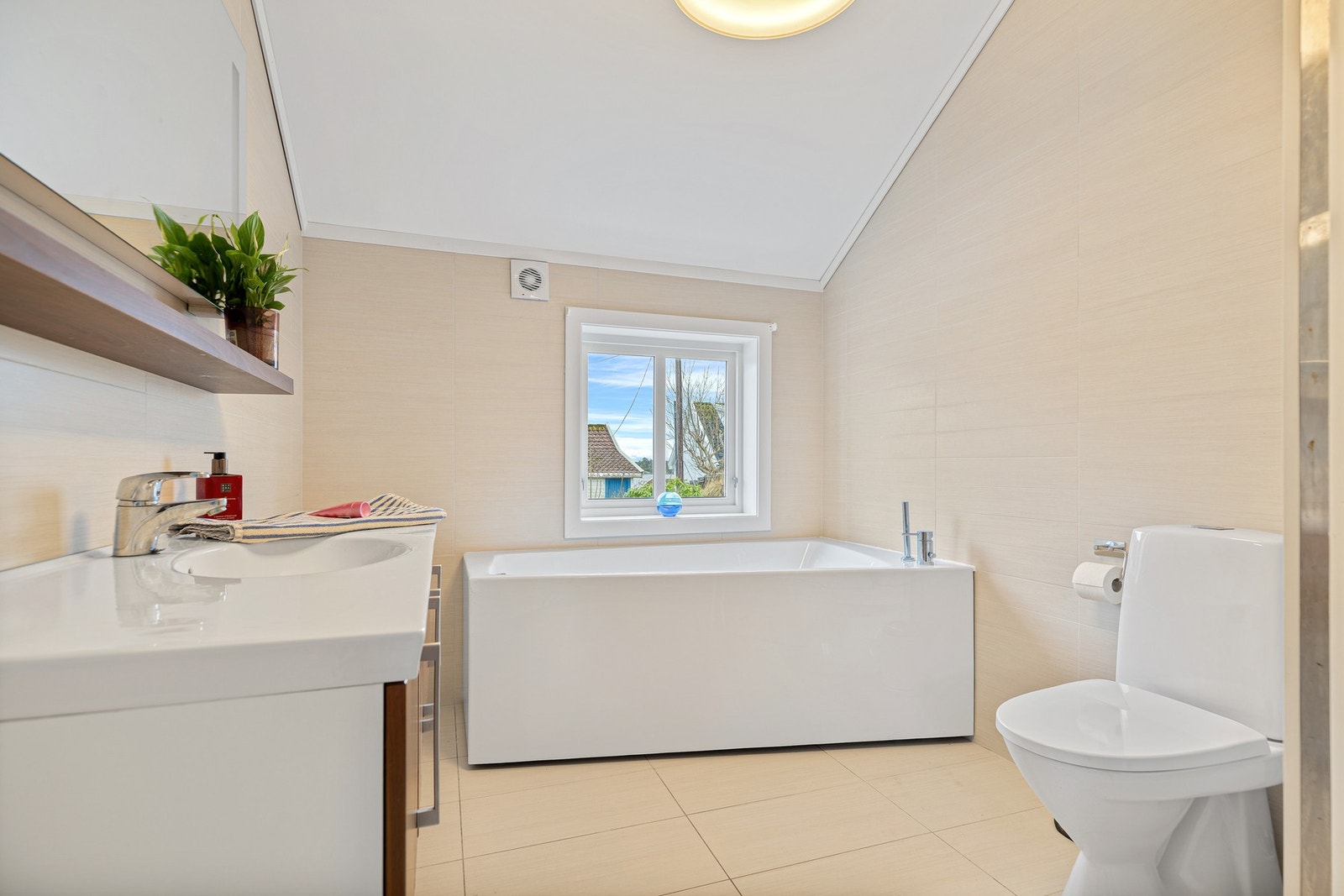 Planløsningen er praktisk, med to lekre bad plassert sammen med soverommene. Galleribilde