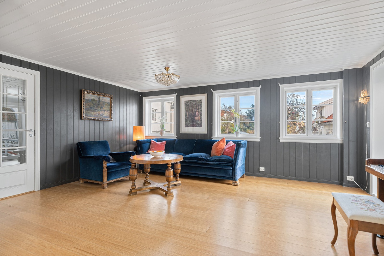 Store vinduer slipper inn rikelig med dagslys fra tre sider. Galleribilde