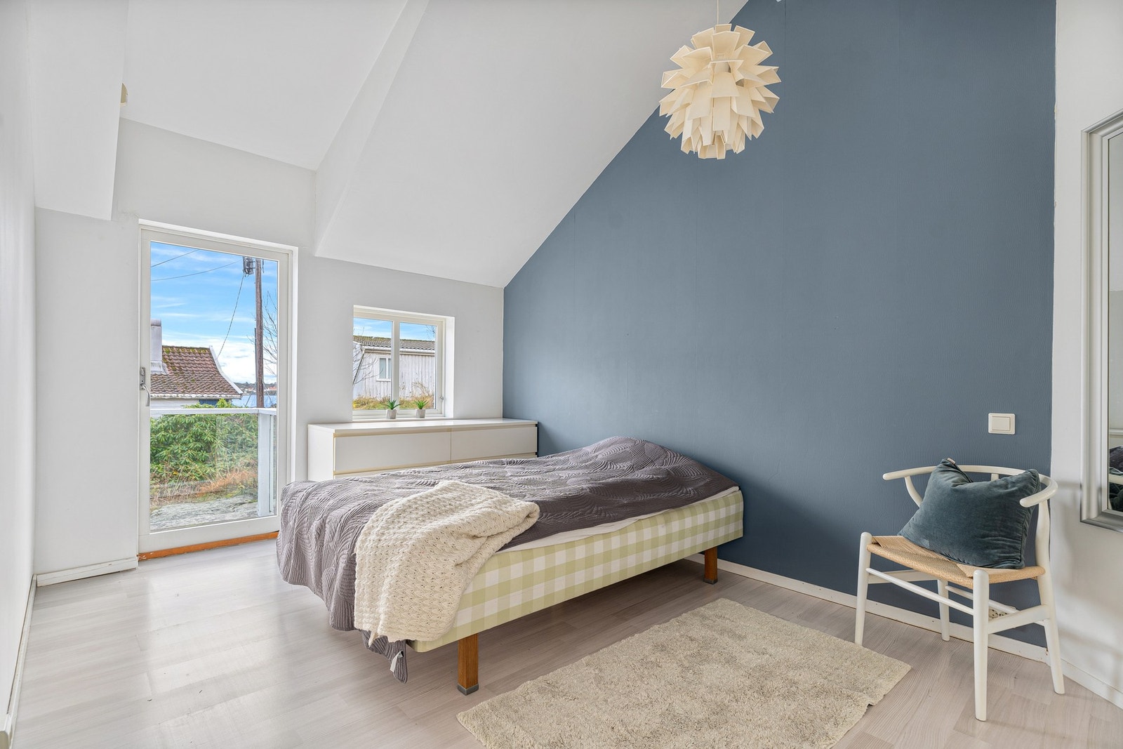 Imponerende takhøyde bidrar til en herlig og luftig atmosfære i flere soverom. Galleribilde