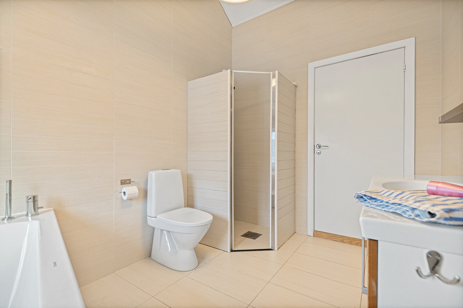 Her finnes både dusj og badekar. Galleribilde