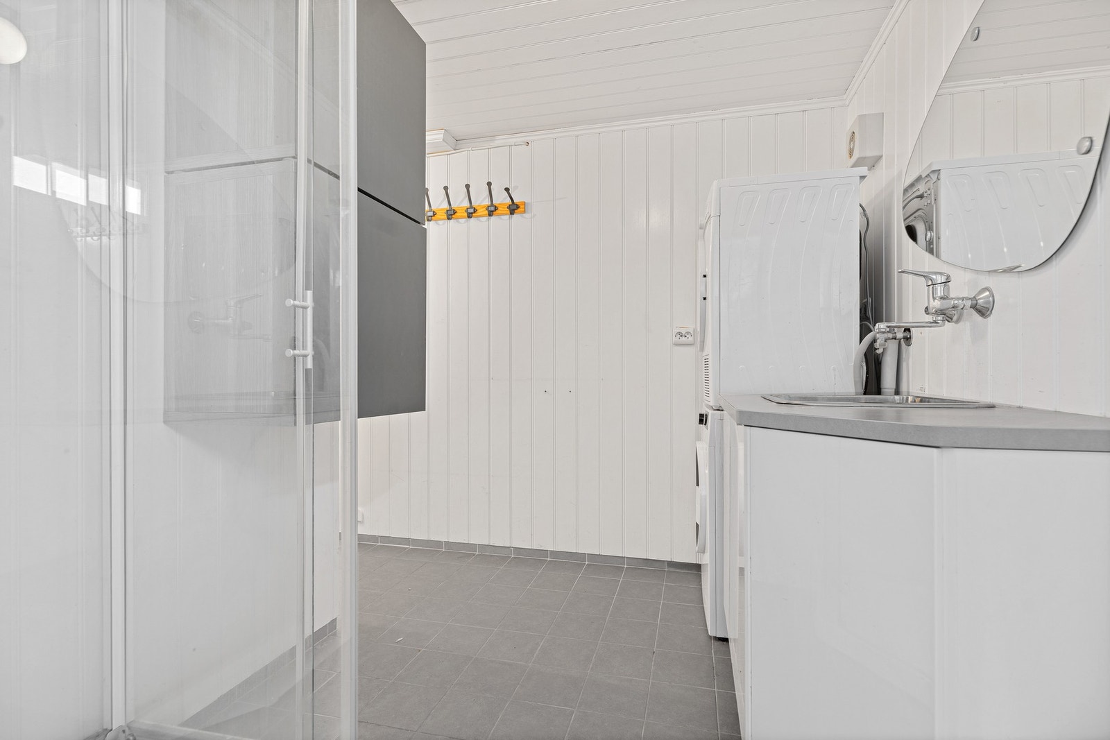 I 1. etasje finner man et eget vaskerom med gulvvarme og dusjkabinett. Galleribilde