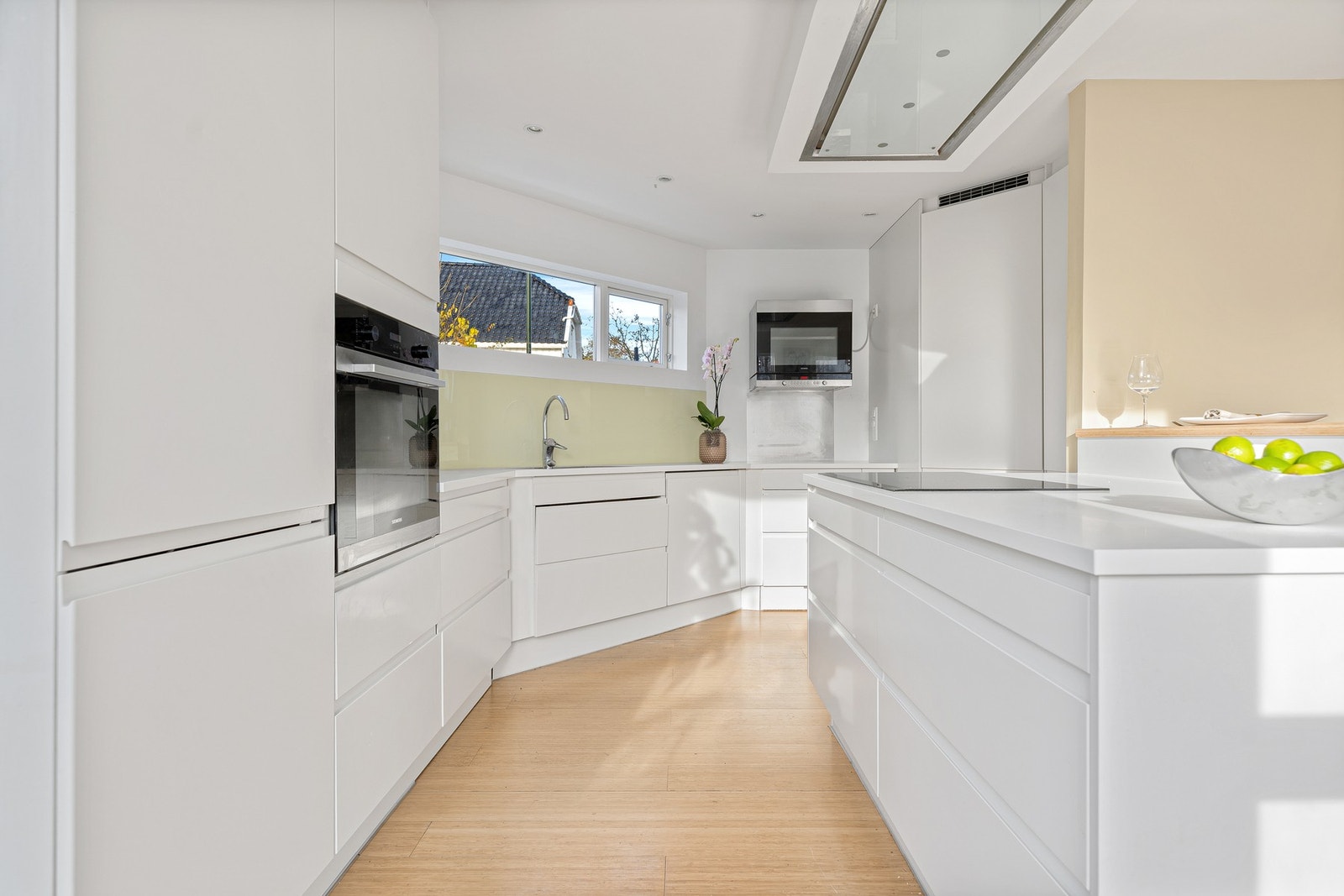 Arbeidsforholdene er fine, med god skap- og benkeplass i en tidløs innredning. Galleribilde