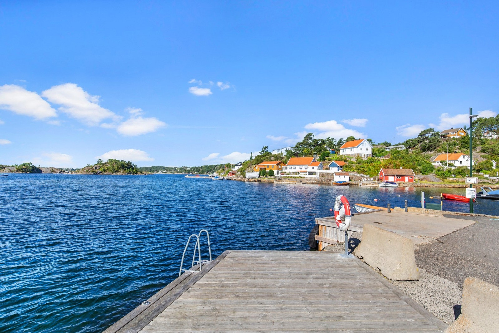 En liten båttur tar deg ut til idylliske øyer og holmer i skjærgården, inkludert den bilfrie øya Merdø. Galleribilde