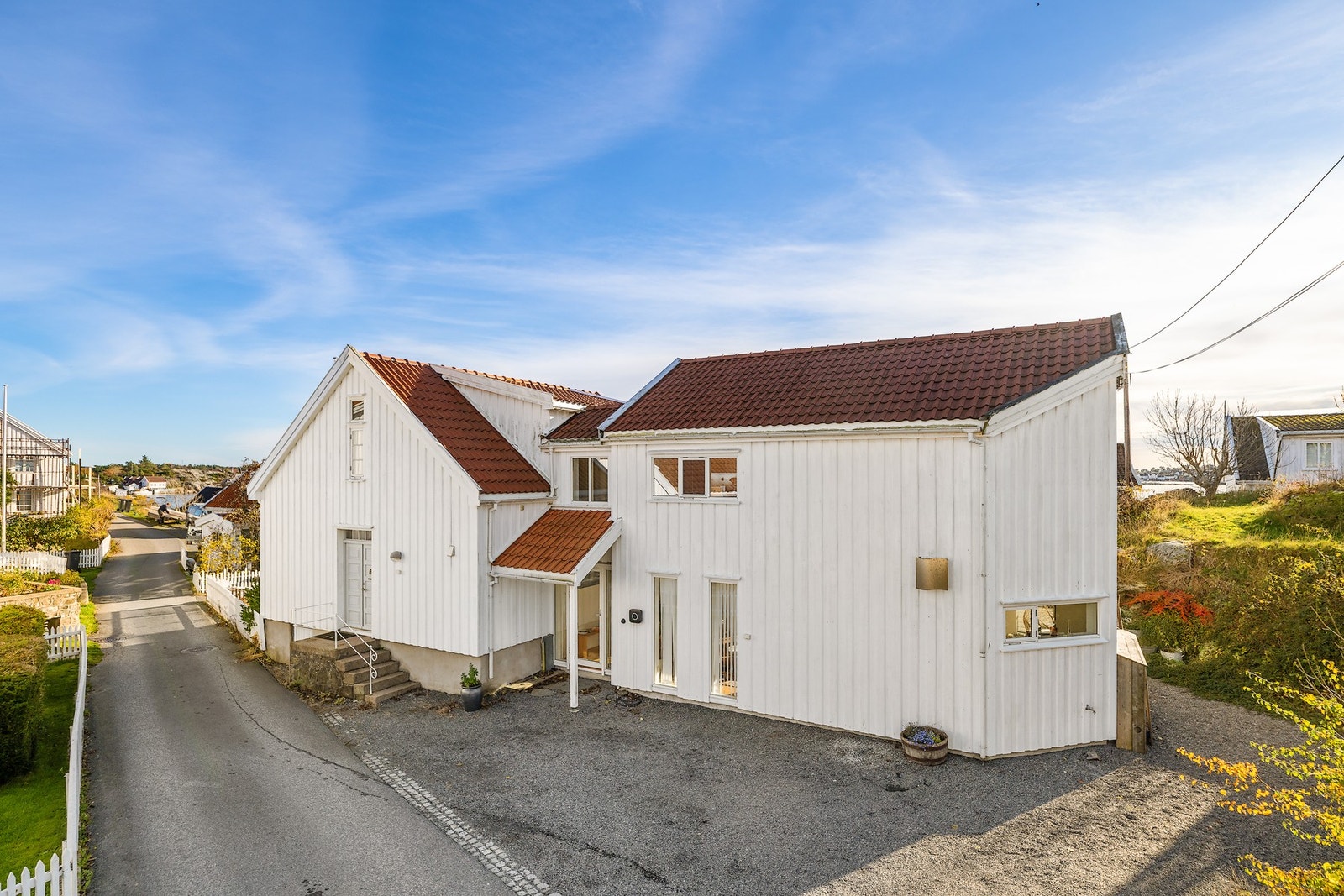 Det er god plass til parkering på egen tomt. El-bil lader er montert på husveggen. Galleribilde