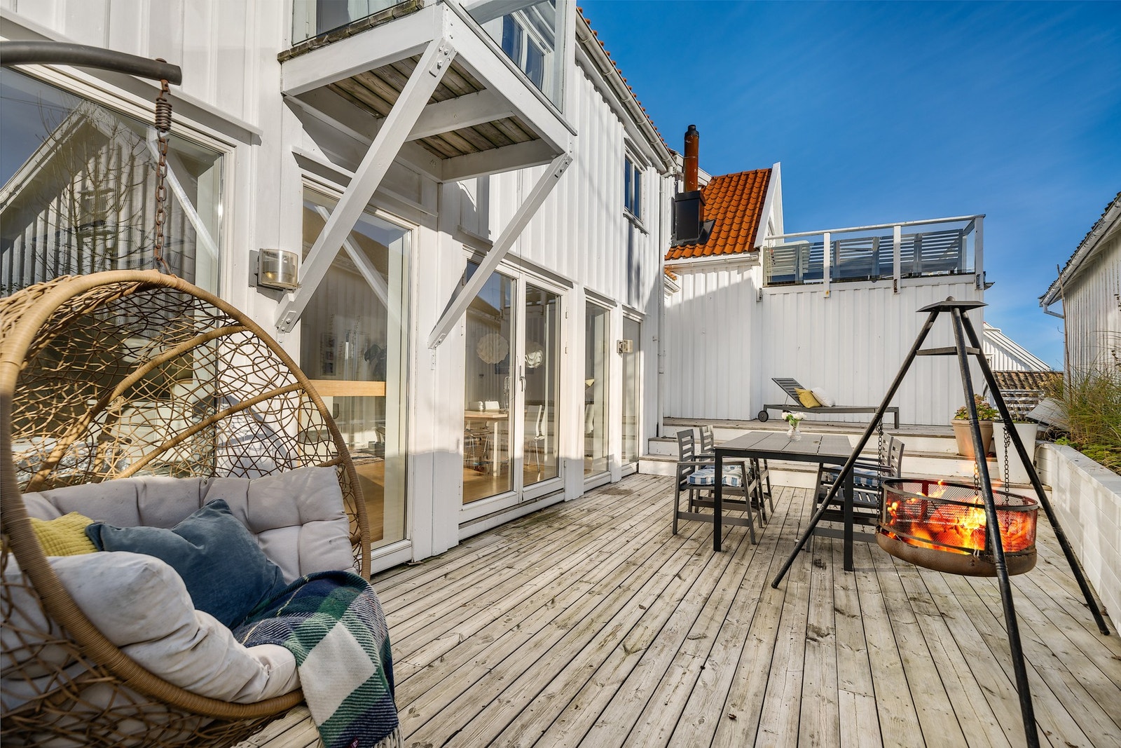 Terrassen går over flere nivåer, utstyrt med belysning og har bed med beplantning. Galleribilde