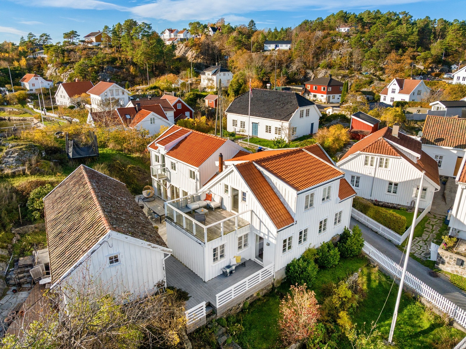 Boligen er tilbygget og ombygget i 2009, og har en spennende arkitektur tilpasset den klassiske særlandsstilen i området. Galleribilde