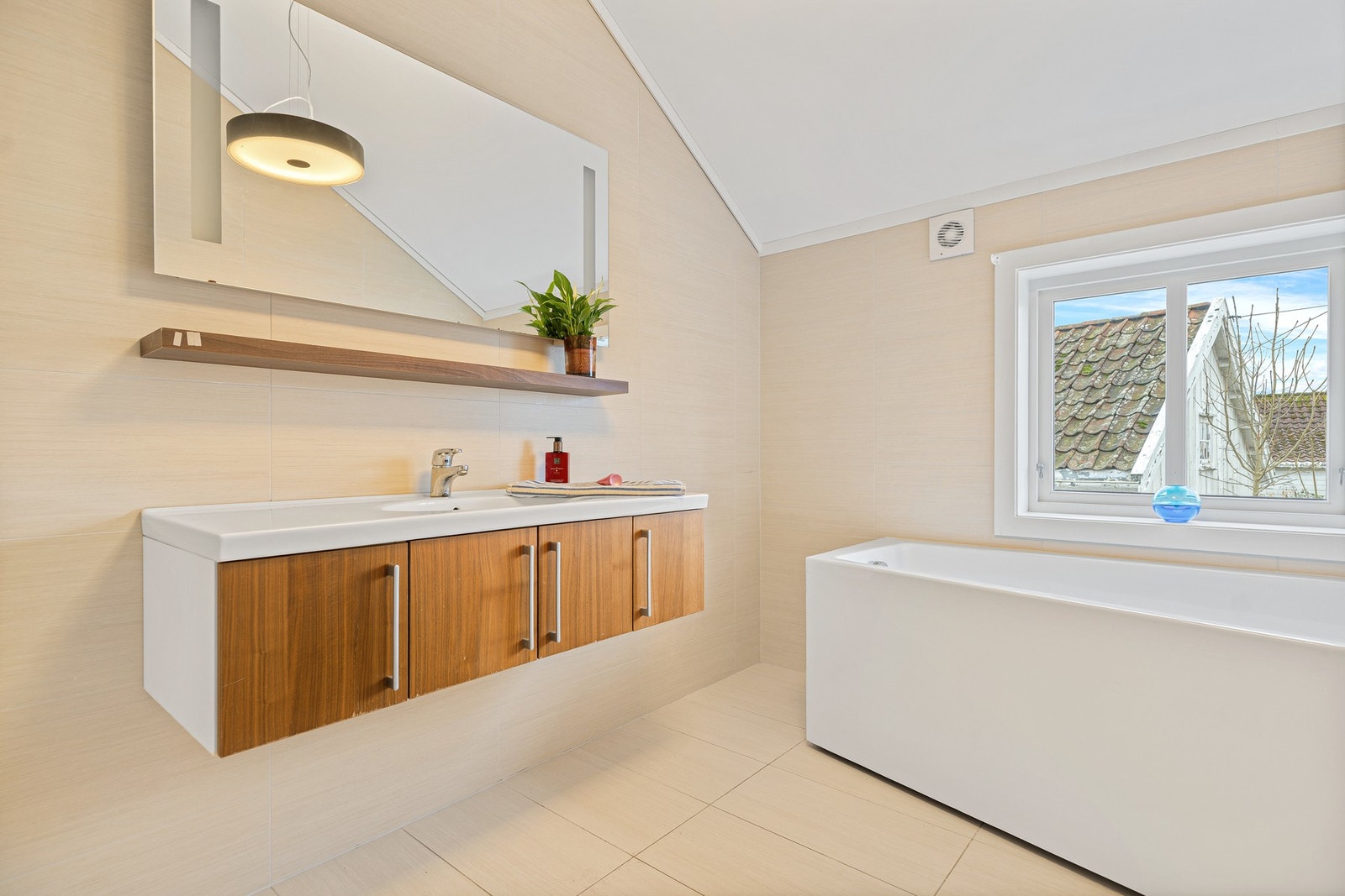 Den moderne baderomsinnredningen understreker det stilrene uttrykket. Galleribilde