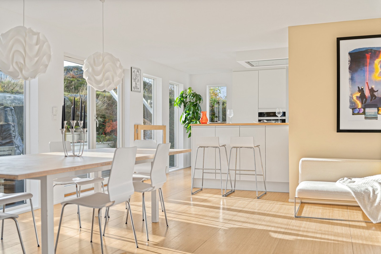 I spisestuen samles venner og familie for hyggelige måltider rundt et langbord. Galleribilde