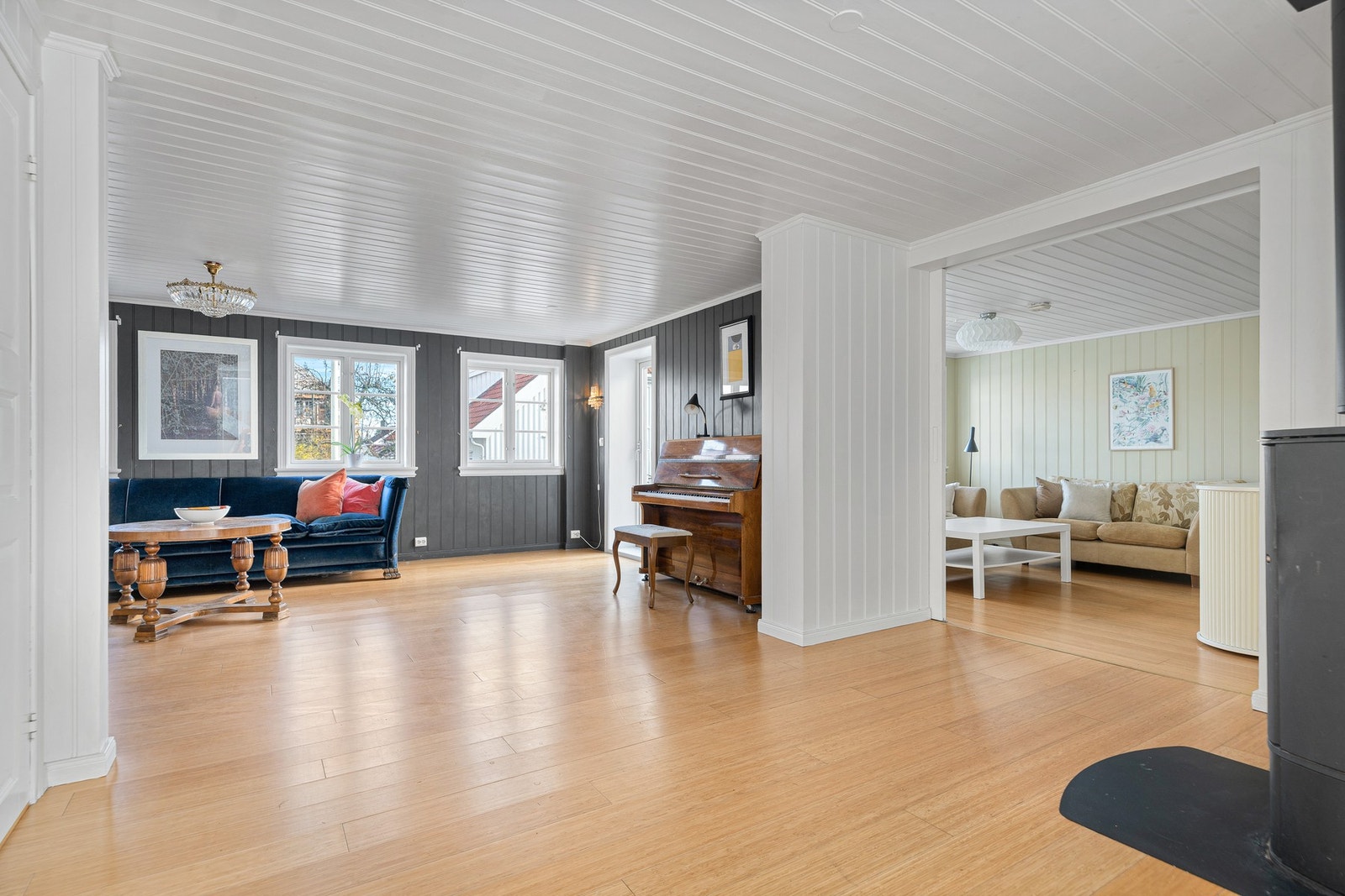 Hovedstuen innbyr til hygge fra tidlig morgen til sent på kveld. Galleribilde