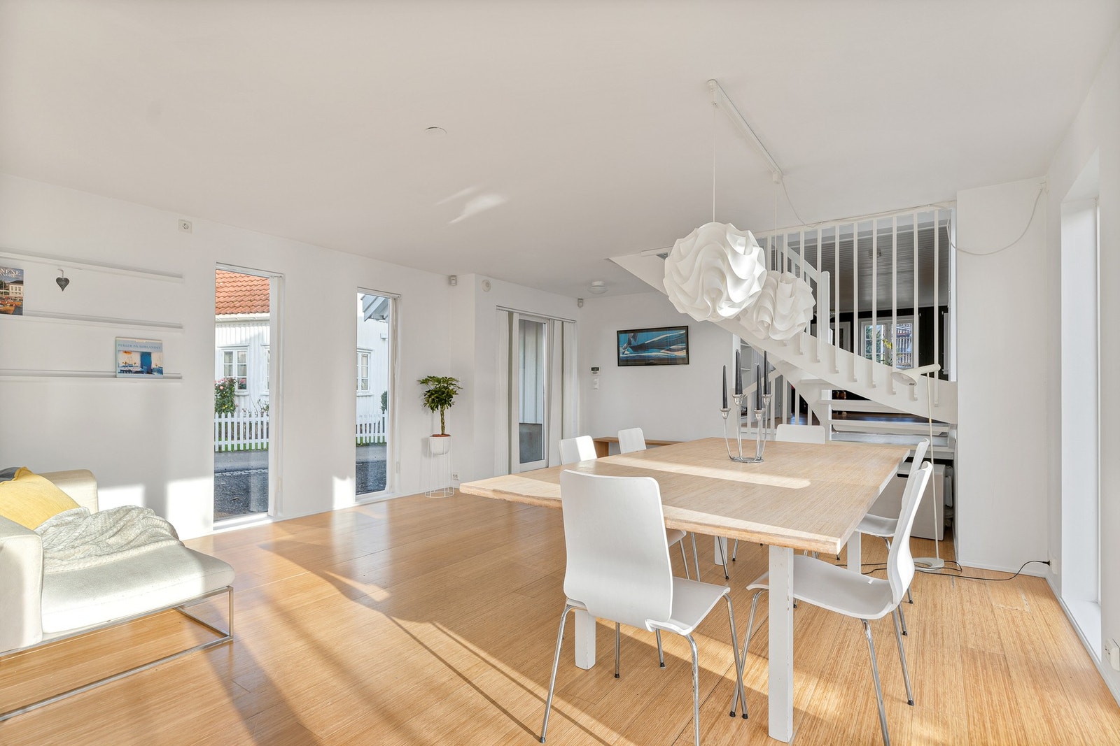 Spisestuen har god plass til flere sittegrupper og et langbord hvor familie og venner kan samles. Galleribilde