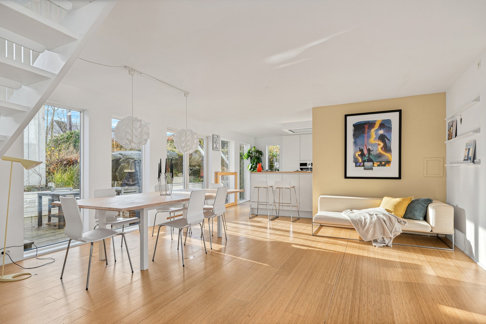 Boligen har en særegen atmosfære med arkitekttegnet og gjennomtenkte løsninger. Tilbygget holder en mer moderne stil med sømløse overganger til den originale arkitekturen. Galleribilde