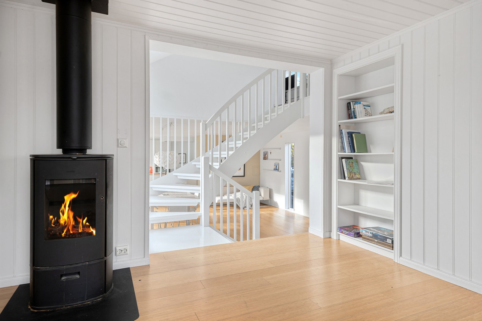 Et halvt nivå opp finner du hovedstuen hvor en peisovn gir deilig varme og hygge. Galleribilde