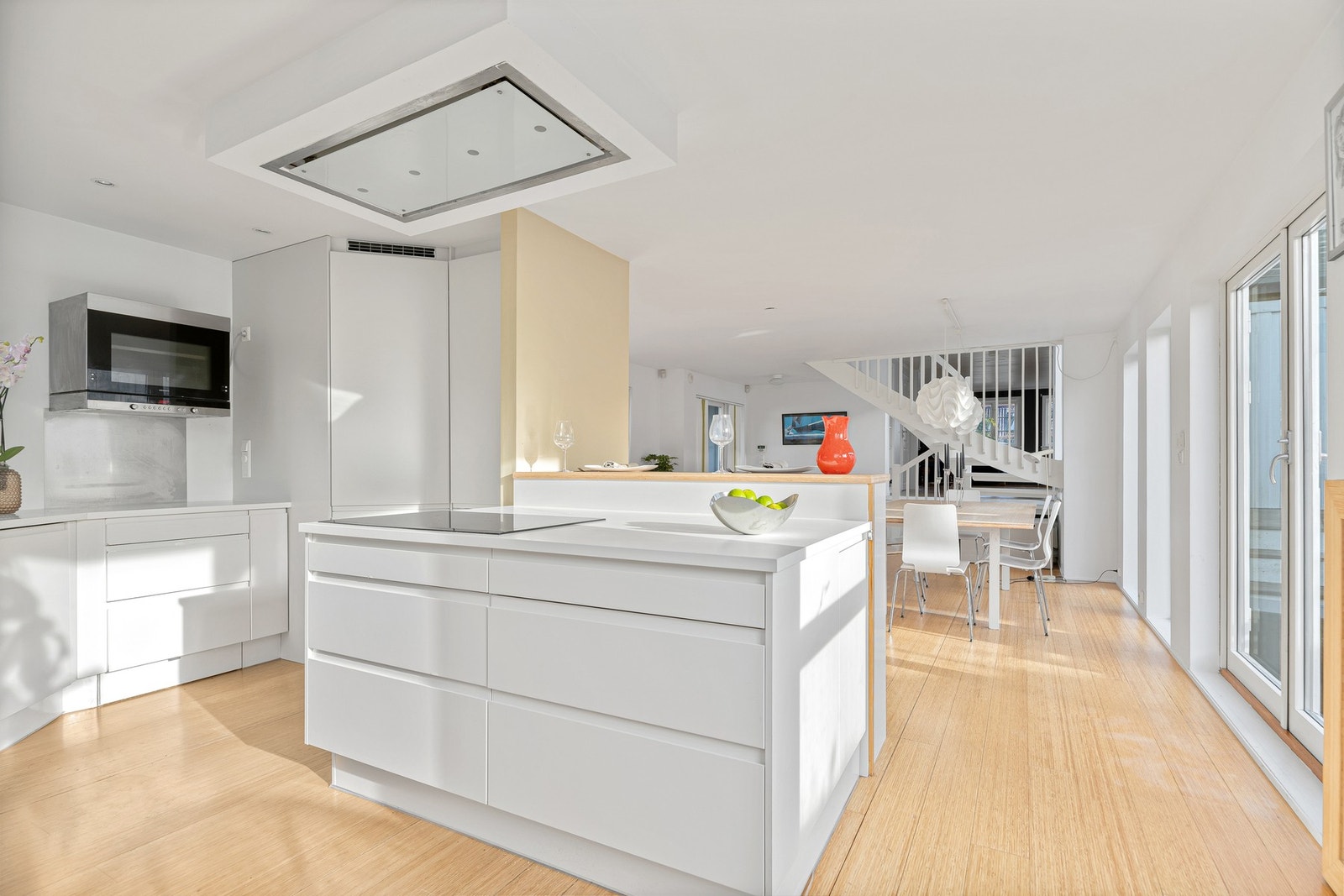 Som samlingspunkt har kjøkkenet en flott øy med høy barløsning. Eneboligen oppvarmes med vannbåren gulvvarme i hele 1. etasje. Galleribilde