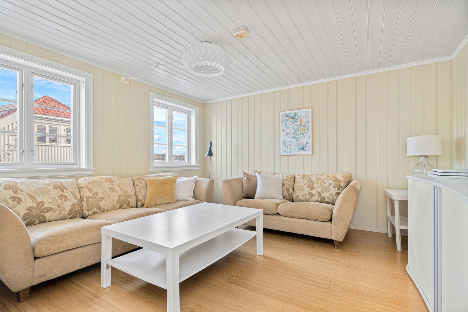 Den minste stuen er en koselig tv-stue, der fint lysinnslipp gir en god atmosfære. Rommet kan også benyttes som soverom og med det har man alle funksjoner i hovedplan. Galleribilde