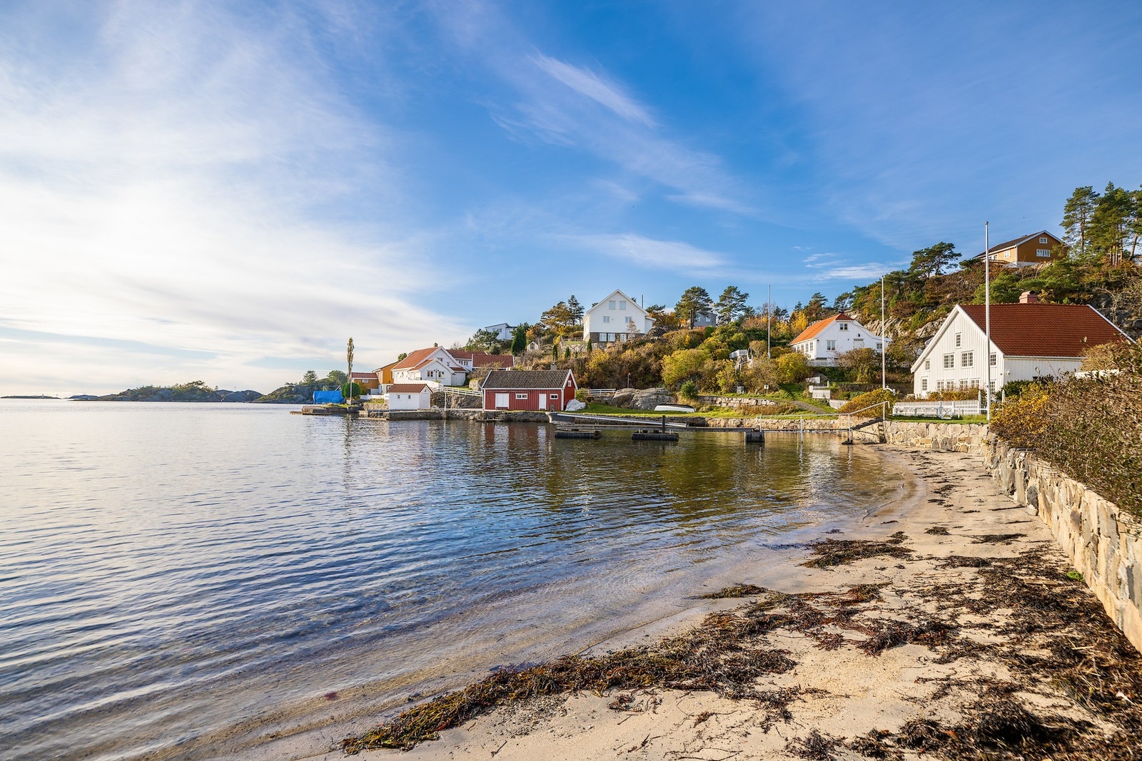 En nydelig strand finnes i nabolaget hvor alt ligger til rette for ekte sørlandsidyll med bading, båtliv og fiske. Galleribilde
