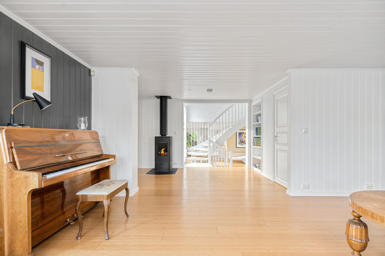 Eneboligen har tre pene, tilstøtende stuer i 1. etasje, noe som gir ekstra fleksibilitet og god møbleringsfrihet. Galleribilde