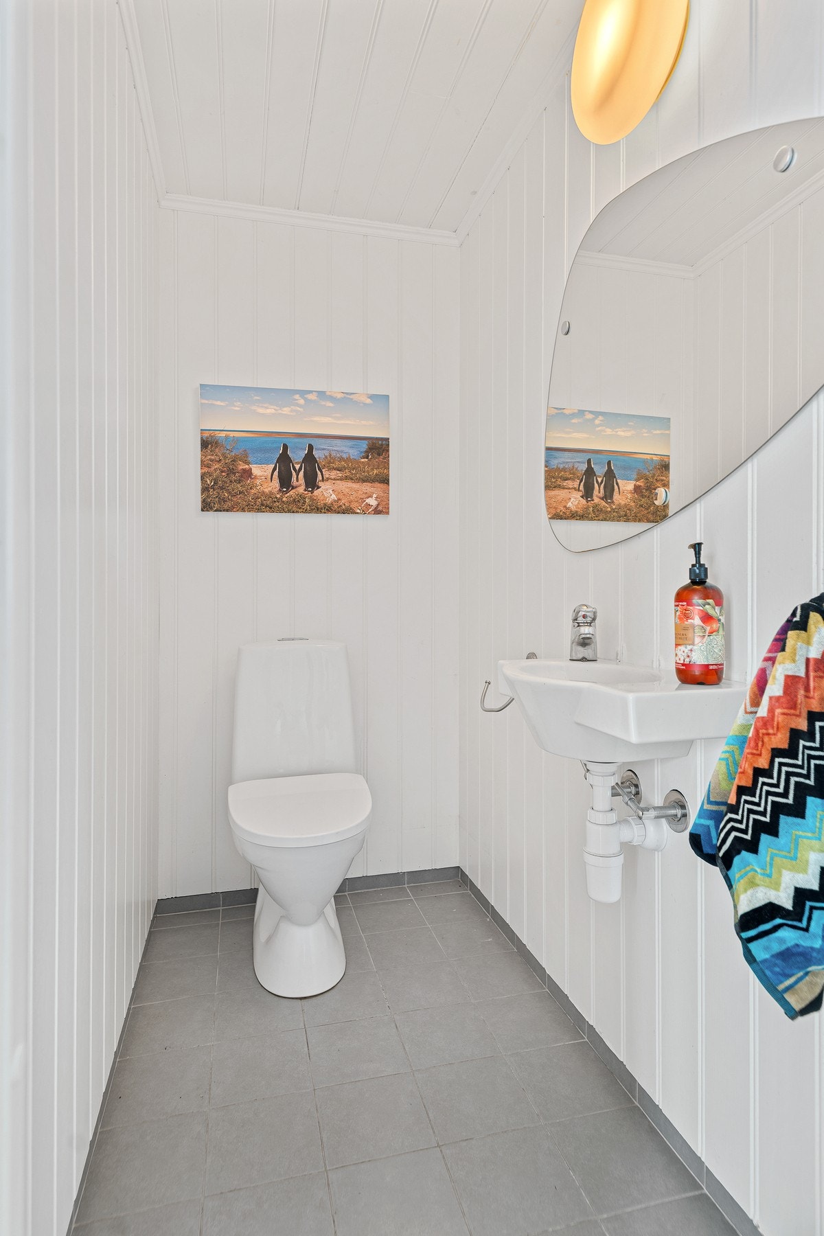 Ved hovedstuen har boligen et praktisk gjestetoalett med flislagt gulv. Galleribilde