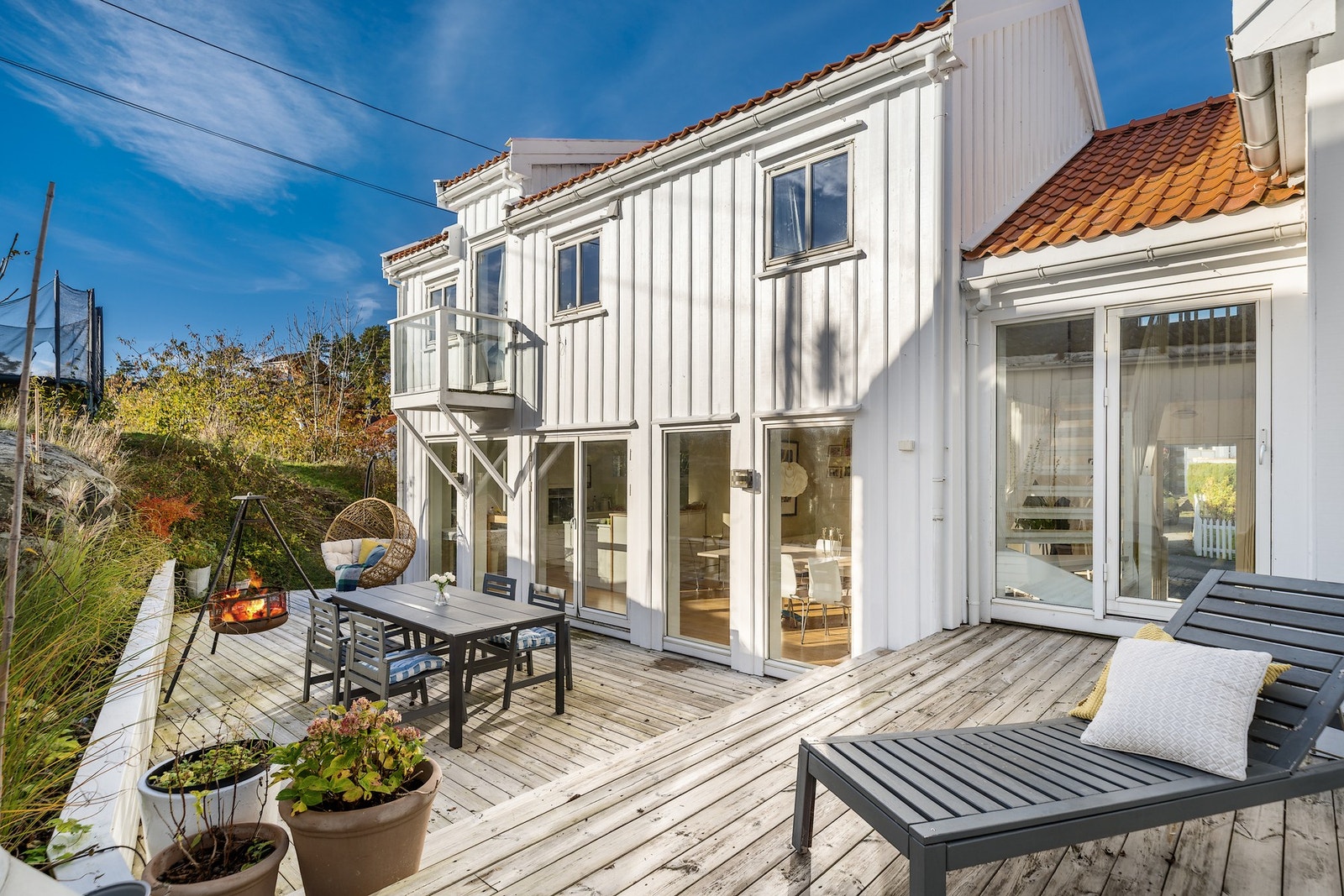 Oppholdssonene i 1. etasje forlenges av en skjermet terrasse på ca. 65 kvm. Galleribilde