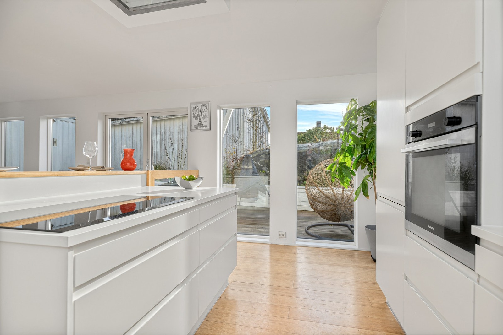 Alle hvitevarene er integrerte, og med platetoppen på kjøkkenøya ligger alt til rette for sosial matlaging. Galleribilde