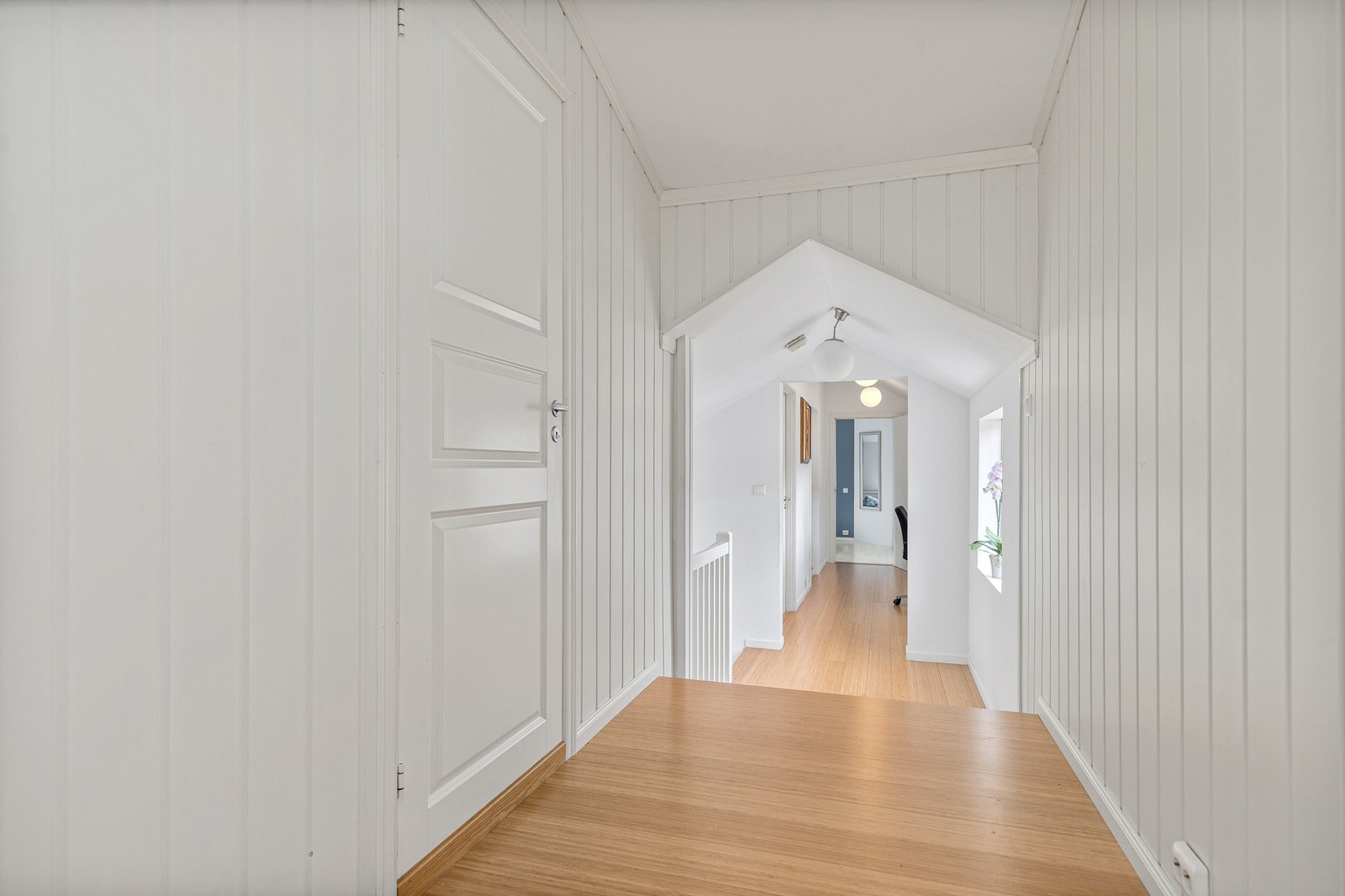 Eneboligen er et arkitekttegnet familiehjem med mye boltreplass på flere halvplan. Galleribilde